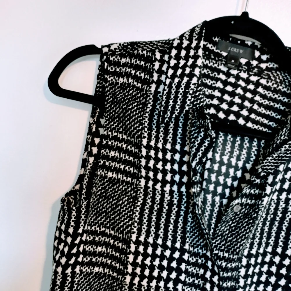 Tank button up sleeveless blouse , JCrew size 0. Black and white pattern